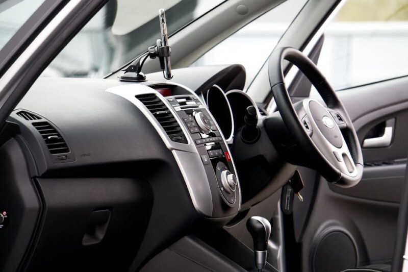 Android Auto vs Built-In Car Systems: Which Is Safer to Use While Driving?